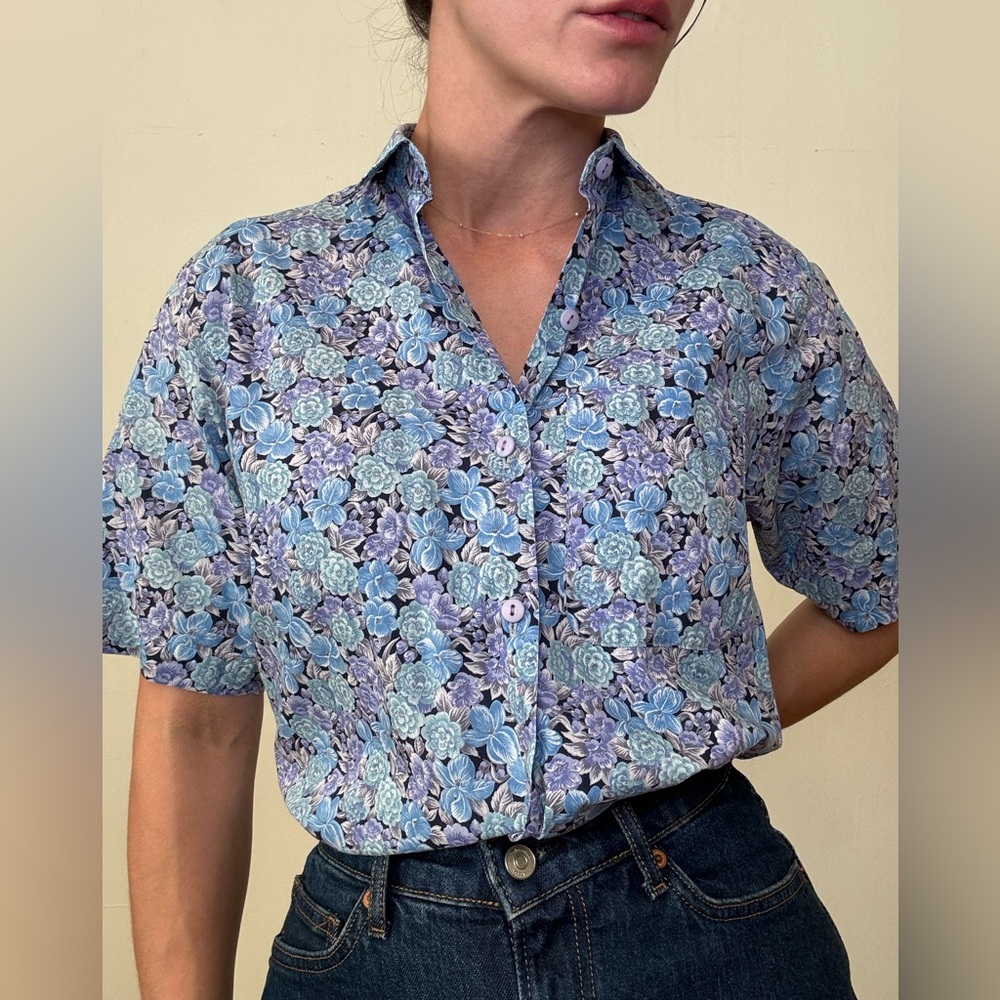 Vintage 1950s 1960s Blue Purple Cotton Floral Short Sleeve Button-Up Shirt